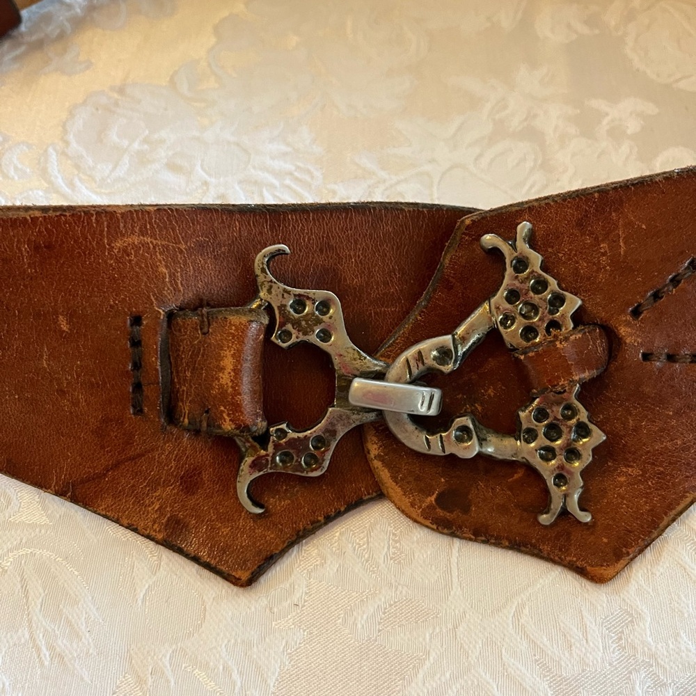 Vintage 70s leather belt with great hardware. Unmarked Etienne Aigner? - Picture 2 of 16